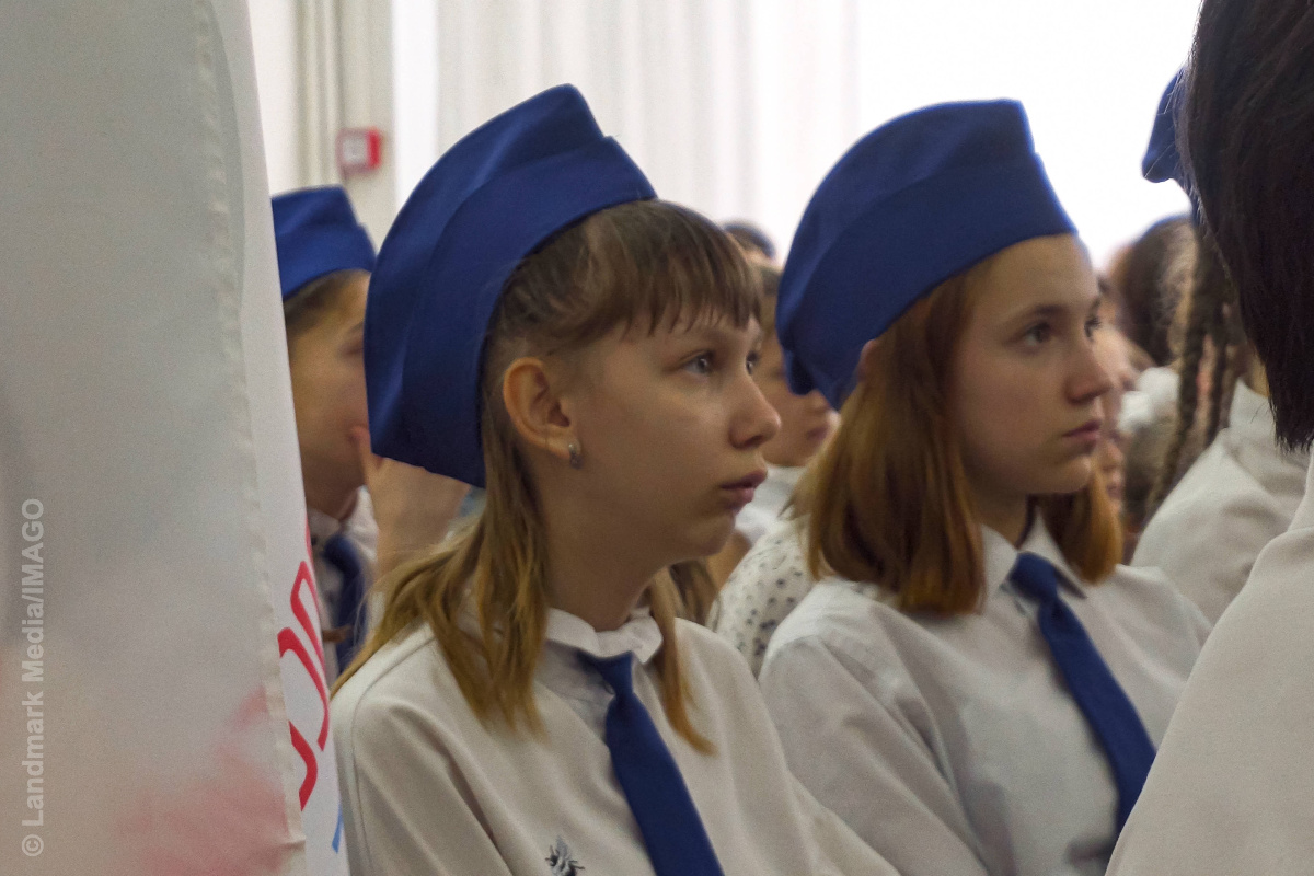 Seit der Großinvasion der Ukraine werden russische Schulen und Universitäten systematisch militarisiert. Mit Patriotismus und Indoktrination versucht das Regime, kritisches Denken und Illoyalität im Keim zu ersticken. Mittlerweile rekrutieren Hochschulen sogar neue Soldaten. Ksenia Lutschenko schreibt in ihrer Analyse, dass die Unabhängigkeit des Bildungssystems auf Dauer zerstört wurde.