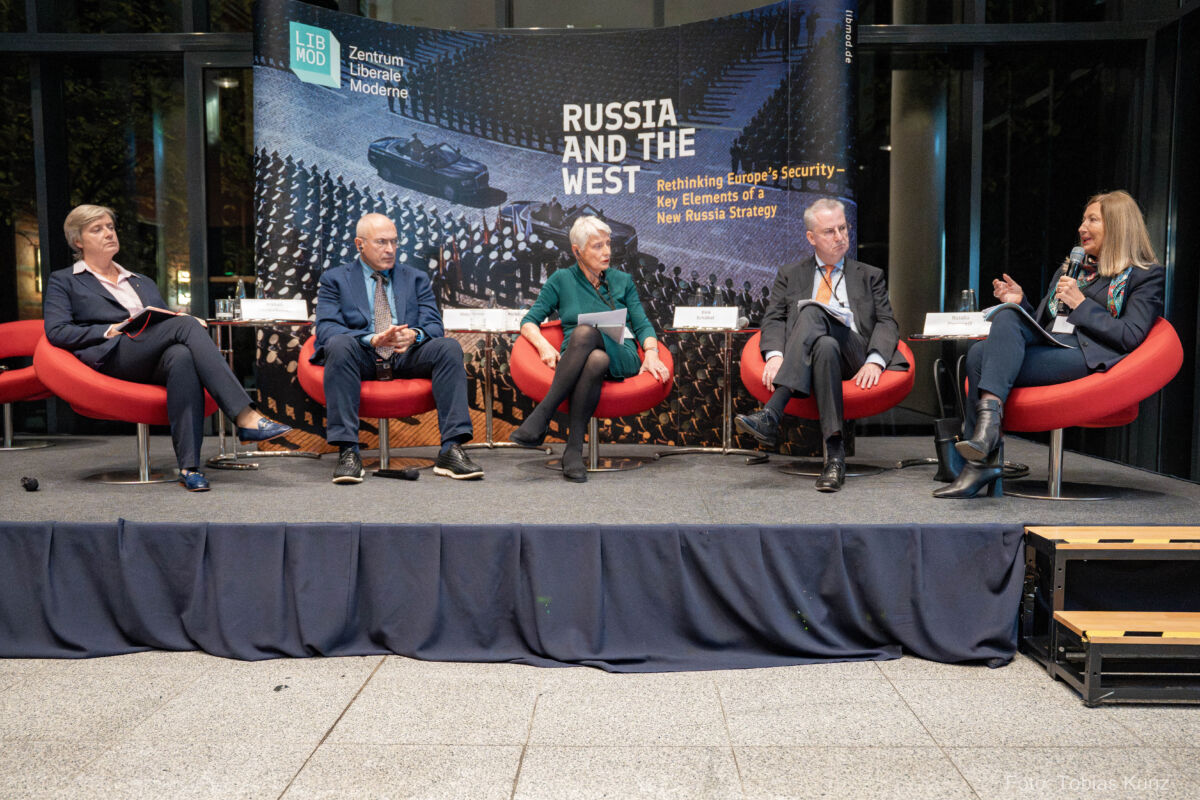 Im vierten Jahr nach der russischen Großinvasion in die Ukraine tun sich Deutschland und Europa immer noch schwer, aus der Bedrohung durch Moskau die richtigen Schlüsse zu ziehen. Bei der Podiumsdiskussion „Russland und der Westen“ wurde offen über die Probleme und Herausforderungen diskutiert sowie praktische Handlungsempfehlungen ausgesprochen.