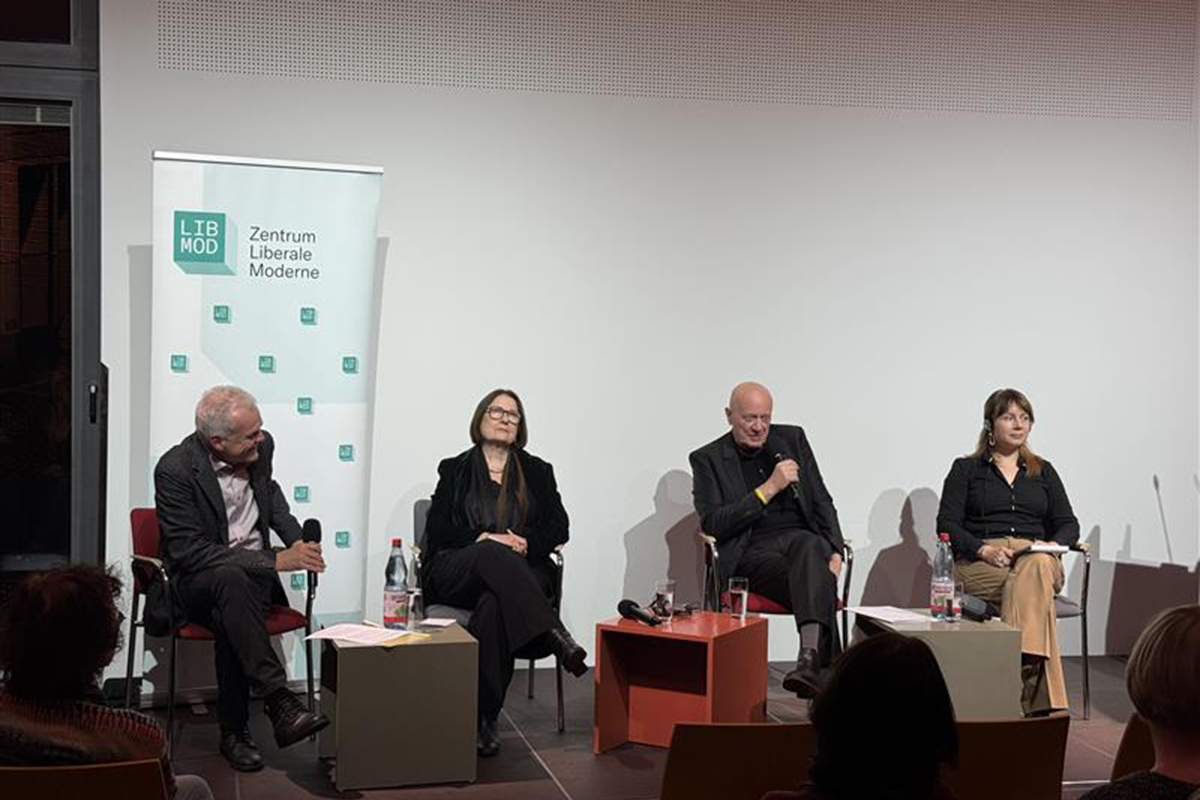 War Russlands Weg in eine nach außen und innen aggressive Diktatur unvermeidlich? Was muss Europa jetzt tun? Dies waren Kernfragen während der Podiumsdiskussion „Herausforderung Russland“, die das Zentrum Liberale Moderne kürzlich in Erfurt gemeinsam mit der Stiftung Ettersberg abhielt.