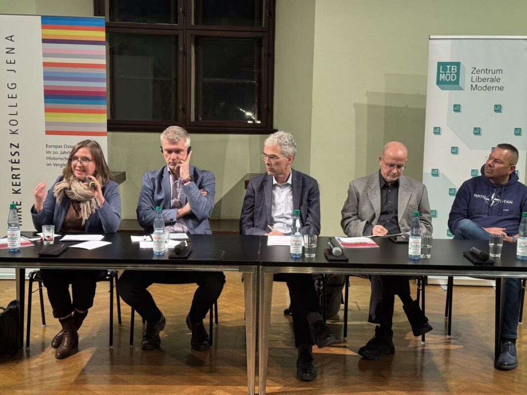 Wie können deutsch-polnische Perspektiven eine europäische Russlandpolitik fördern? Wieso herrschen in Deutschland, vor allem im Osten, oft ganz andere Narrative zu Russland als in Osteuropa? Dies waren Kernfragen während der Podiumsdiskussion „Herausforderung Russland“, die das Zentrum Liberale Moderne kürzlich in Jena gemeinsam mit dem dortigen Imre Kertesz Kolleg abhielt.