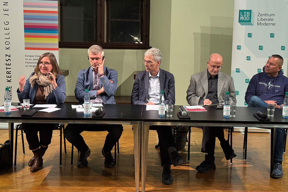 Wie können deutsch-polnische Perspektiven eine europäische Russlandpolitik fördern? Wieso herrschen in Deutschland, vor allem im Osten, oft ganz andere Narrative zu Russland als in Osteuropa? Dies waren Kernfragen während der Podiumsdiskussion „Herausforderung Russland“, die das Zentrum Liberale Moderne kürzlich in Jena gemeinsam mit dem dortigen Imre Kertesz Kolleg abhielt.