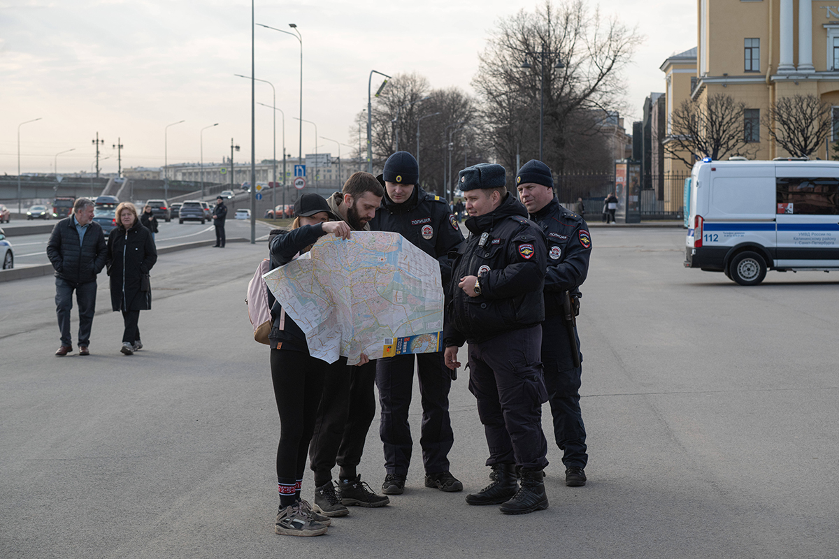 Die Internetzensur in Russland wird immer umfassender: In Moskau und anderen Ballungsräumen wird immer wieder das mobile Internet abgestellt – offenbar aus Furcht vor Drohnenangriffen. Und die Behörden verschärfen ihren Kampf gegen VPN-Anbieter, die das Umgehen der zahlreichen Sperren im Netz ermöglichen. Welche Folgen hat das auf die Stabilität des Regimes?